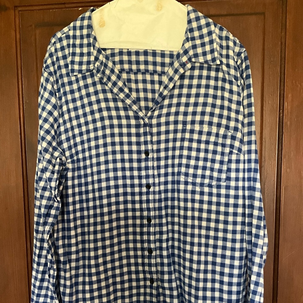 Size XL fitted Gap button shirt with blue and white . Excellent condition
